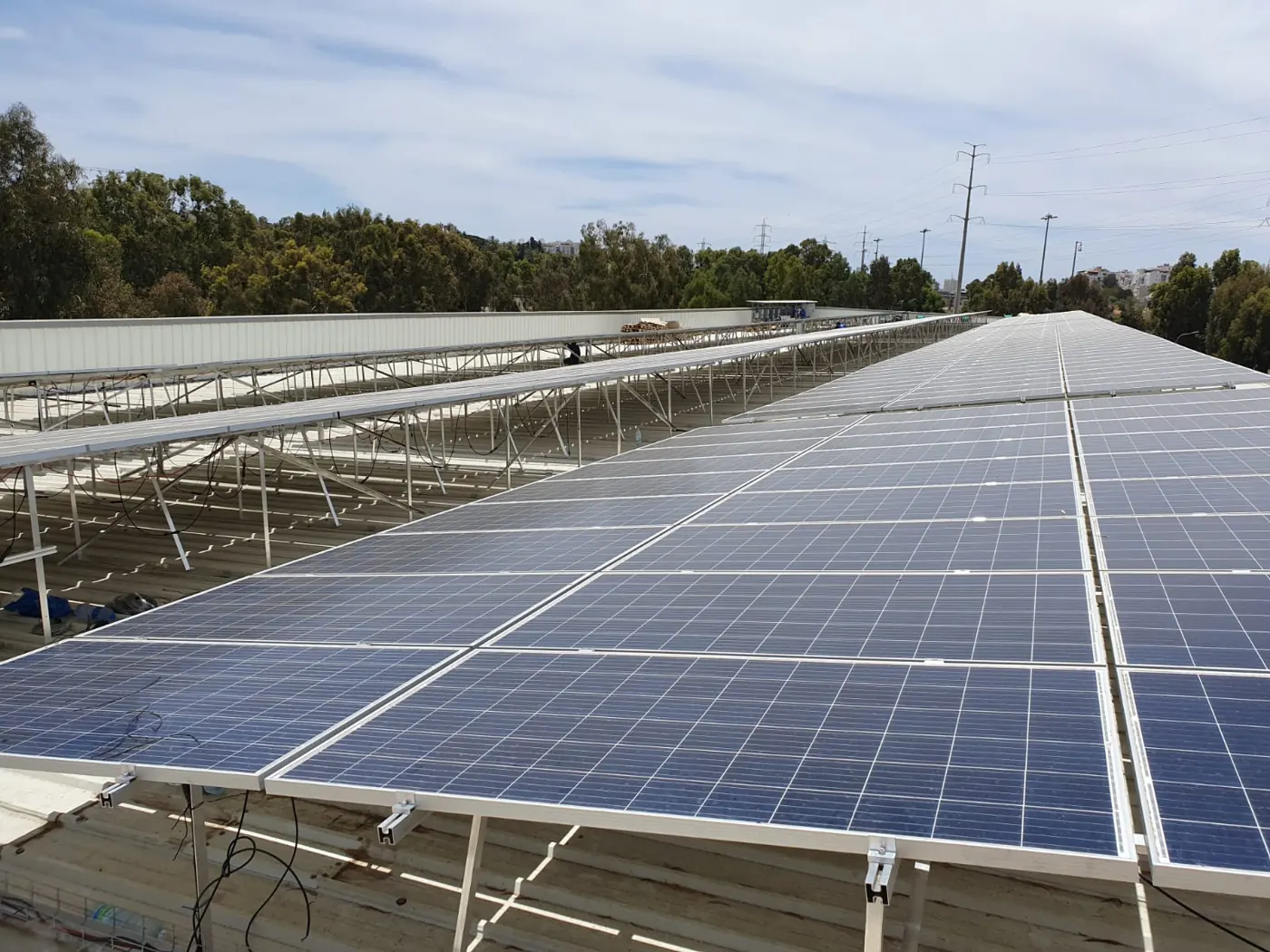 Impianto fotovoltaico sulla copertura di un capannone aziendale